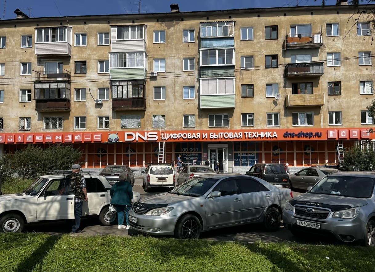 Монтаж фасадной рекламной конструкции