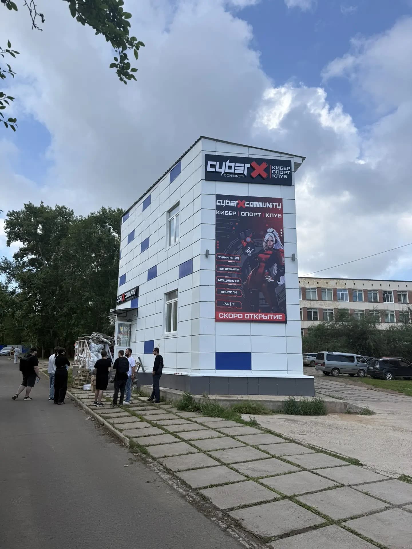 Высокий фасад с вывеской и вертикальным баннером CyberX